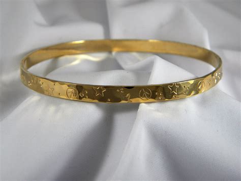 18ct solid gold bangle.